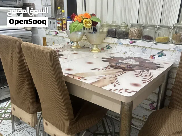 طاولة مستعملة مع 6 كراسي
