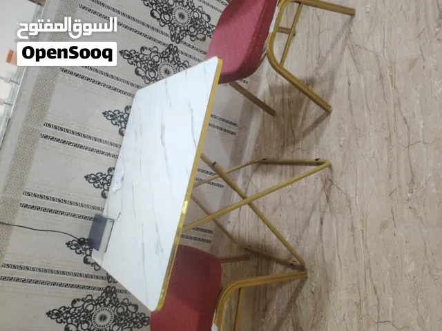 ميز مع كراسي اضافيه اثاث مطبخ تصميم مدمج: يناسب الشقق، المطابخ، والزوايا الصغيرة دون أخذ مساحة.