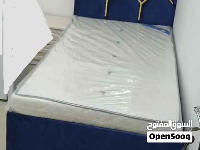 سراير مخمل أنيقة بحالة ممتازة