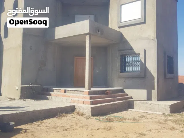 اكتر من نص هكتار على شاطي البحر في كعام وبه ثلاث منازل ارضيه