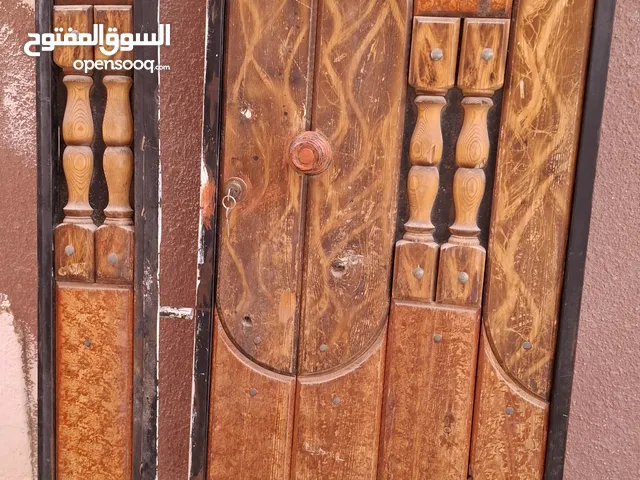 باب بالخشب والحديد بدون قفص