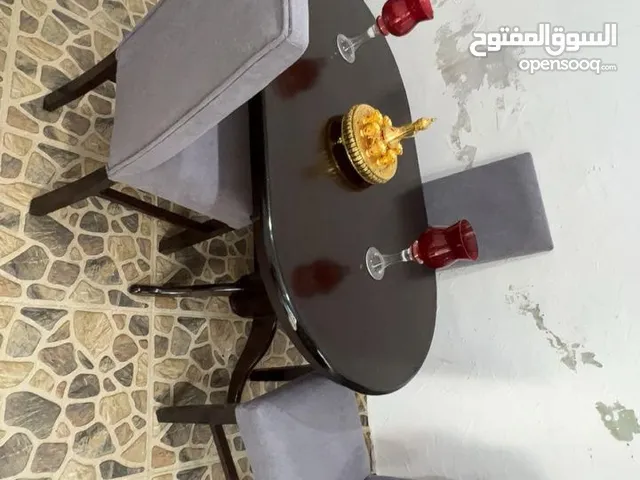 طاولة سفره 4كراسي بحال الوكاله تفصيل خشب لاتيه18 وزان صلب ، تتكون من طاولة مع 4كراسي ، مقاس العر