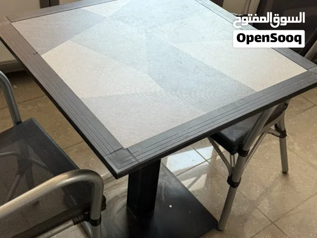 6 طاولات و 18 كرسي للبيع بحالة ممتازة