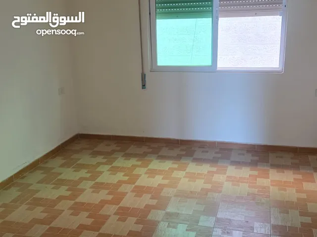 شقة ثلاثة غرف نوم و حمامين و مطبخ طابق ثالث بدون مصعد في الياسمين عند حديقة الياسمين