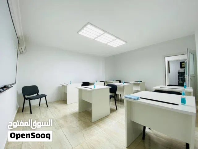 اثاث مكتبي ومقاعد دراسية بحالة ممتازة