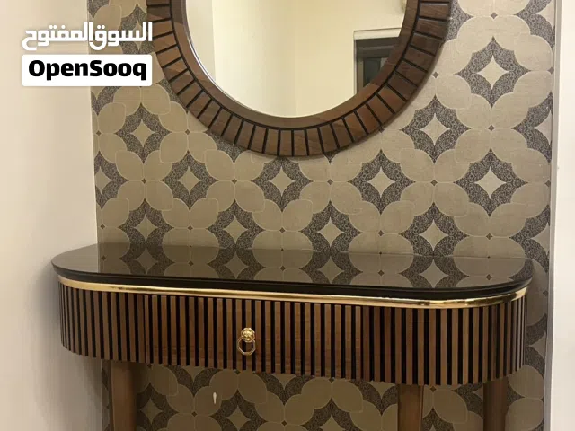 طقم طاوله صالة رئيسية + طاولت عطور جانبية مع مرآه للبيع مستعمله ونظيفة