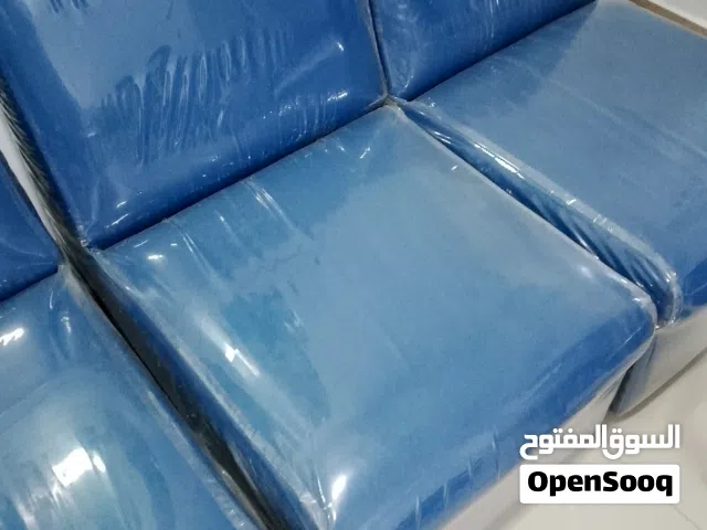 طقم جلوس 8 كراسي زرقاء اللون مع طاولة نفس اللون مغطاة بالزجاج
