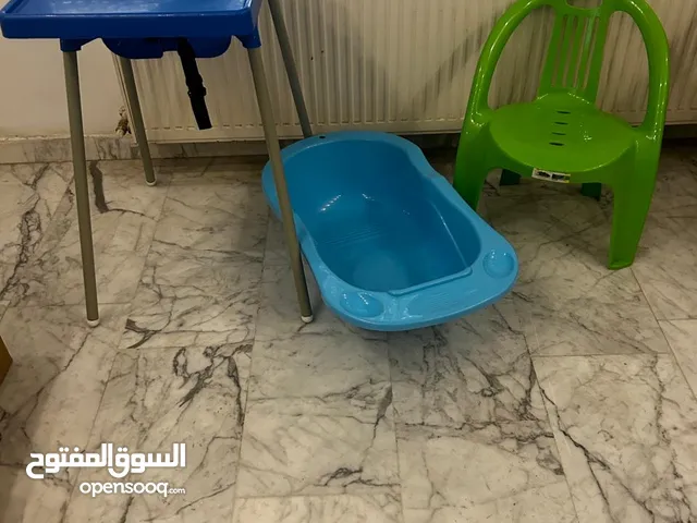 كرسي طعام و بانيو و كرسي صغير للبيع