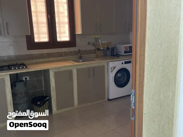 شقه في الدور التالت في شعبيه السراج للبيع موقع مميز العماره أمامها بركيدجو وجيران الله يبارك