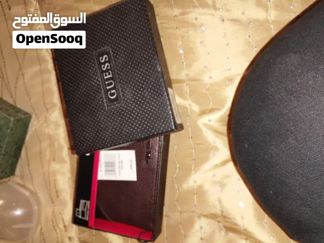 محفظة نقود وحاملة بطاقات اللون اسود