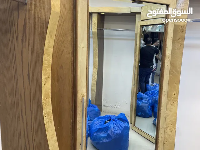 ديكور محل قياس 7/4 م مع غرفتين غيار مع مكتب بحاله جيده جدا خشب بلوط مكفول ال سعر 600دينا ر