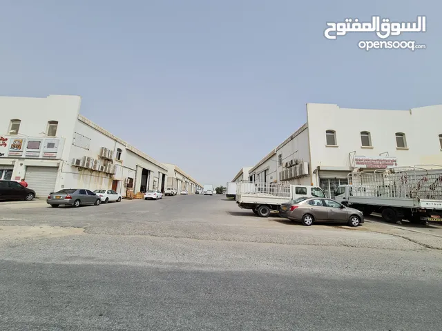 مـخـازن في موقع مميز في غــلا وسـهـلة الدخول والخروج من 3 شوارع رئيسية