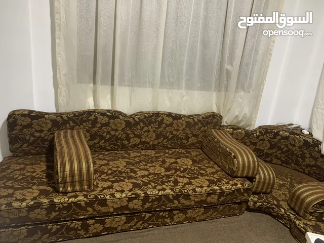 فراش عربي ضغط عالي وطاولة تلفزيون