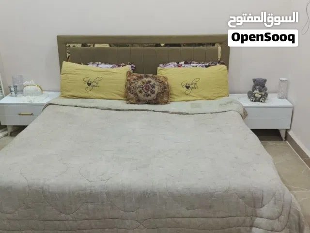 السلام عليكم عندي غرفة نوم مستعملة مكونة من خمس قطع مستخدمة لمدة ثلاث سنوات ونصف،،،،،،،،،،،،،،،،،،،،