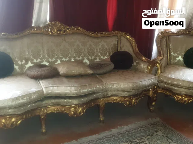انتريه مدهب انتيك وحالة ممتازة كنبة واثنين كرسي وطربيزه رخام -ويوجد غرف نوم وسفرة ومعيشة وصالون