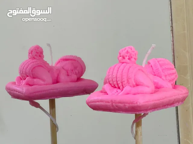 ورد واشكال مختلفة من الشموع