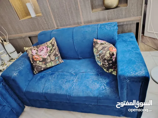 طقم كورنر بحاله جيده قماش تركي ممتاز لون كحلي مع طاوله بسعر مغري