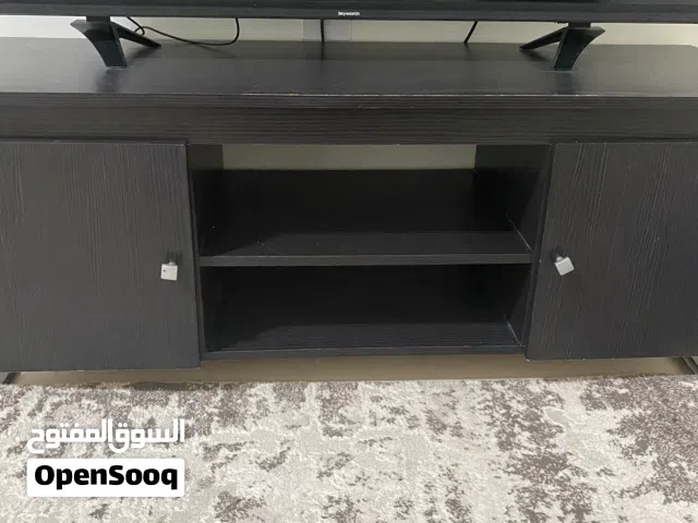 طاولة للشاشه وطاولة صغيره وكرسي