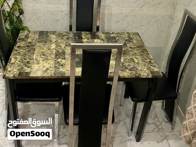 طاوله طعام نظيفه جدا بدون اي عيوب