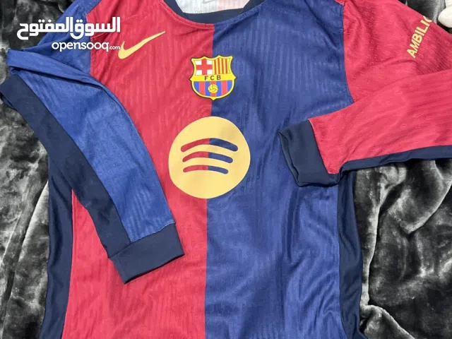 تيشيرت برشلونه بيدري رقم 9 مقياس S او M حاله ممتازه جديده غير مستعمله ب 23 دينار اصليه 100٪ من نايك
