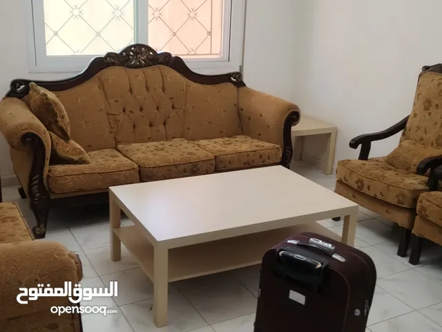طقم كنب نوع خشب ثقيل مع طاولات للبيع بسعر ممتاز للبيع بداعي السفر