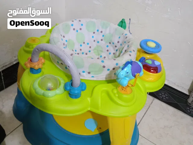 حجله ثابته ماتتحرك بس كرسي مالتها يدور بيها العاب و تتنصه وتعله