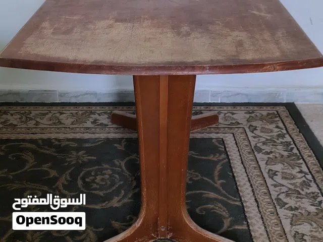 طاولة خشب طبيعي (متينة جداً) بحالة ممتازه