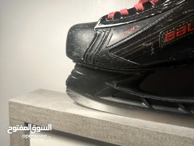 سكيت ثلج بلون الأسود و الأحمر