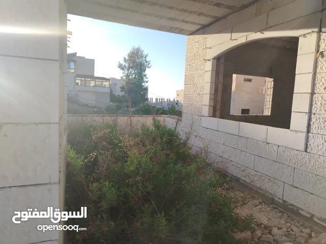 منزل عظم المغاريب واجهة حجر ثلاث طوابق