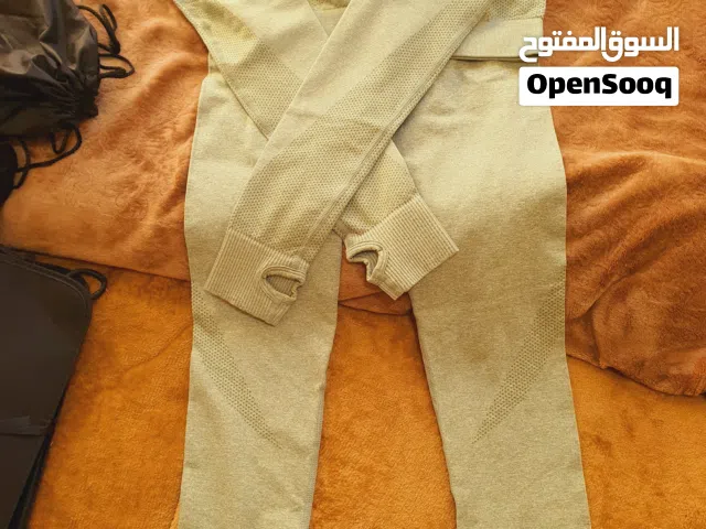 ملابس رياضه نسائي لون أخضر