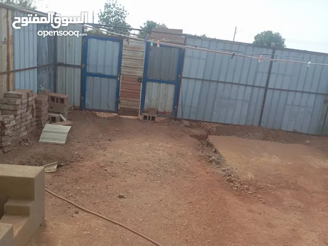 منزل في أم درمان الحاره 67 الأم مساحته 130 متر يفتح في ميدان فيهو سور خارجي متصل بالبيت 3 غرف وصالون