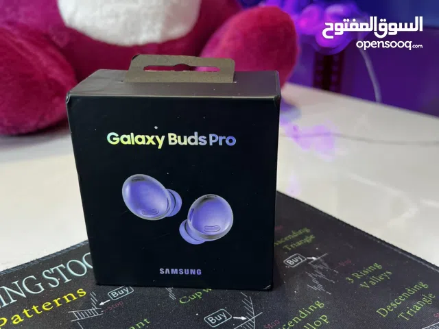 السماعات هي الـ Galaxy Buds Pro من سامسونج، وحدة من أرقى السماعات "الايربودز" اللي نزلتها الشركة.