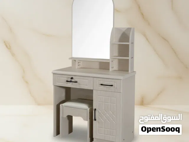 طاولة زينة عصرية مع مرآة ومقعد بلون بيج أنيق