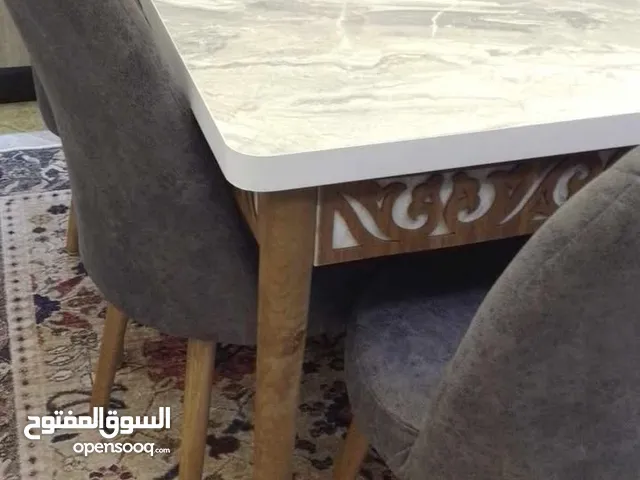 طاولة سفرة مع كراسي جديدة للبيع