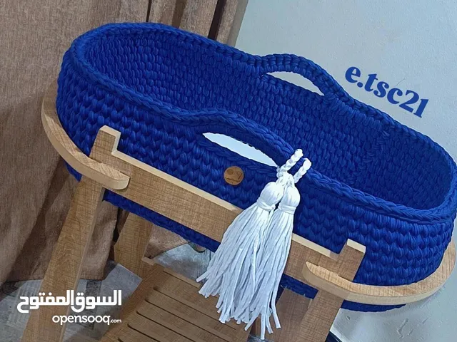 كركوت طفل مستعمل قليل جديد لون نيلي واستان خشب
