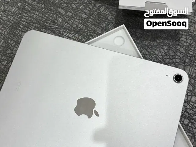أبل آيباد جديد  مع كرتونة وشاحن بحالة ممتازة 128 جيجابايت