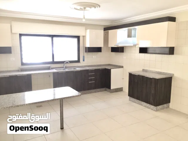 شقة 150م2 غير مفروشة مع تراس واسع مقابل مدينة الجبيهة الترويحية