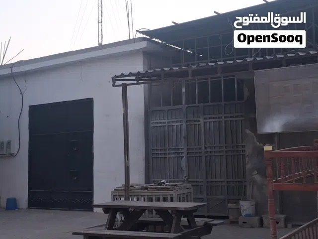 عبارة عن ورشة ومخزن للبيع