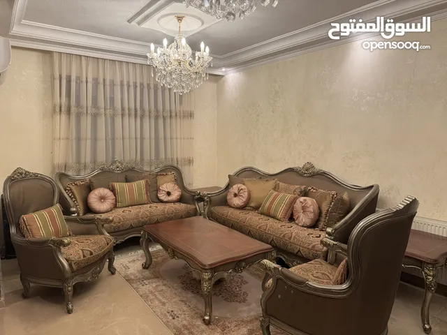 طقم ضيوف بحالة مع طقم طاولات بحالة جيدة