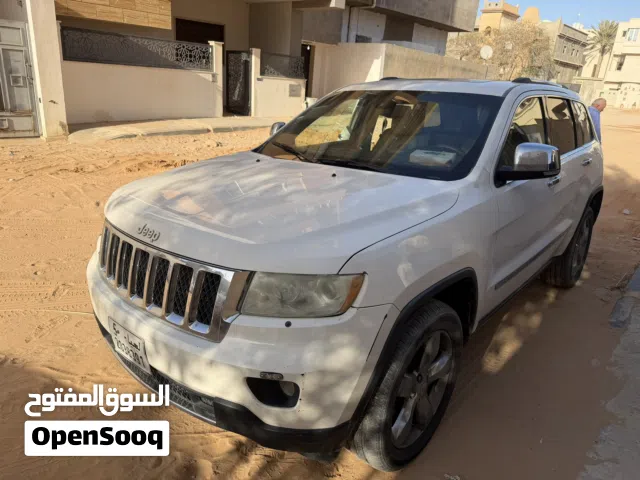 سيارة جيب جراند شروكي لون ابيض