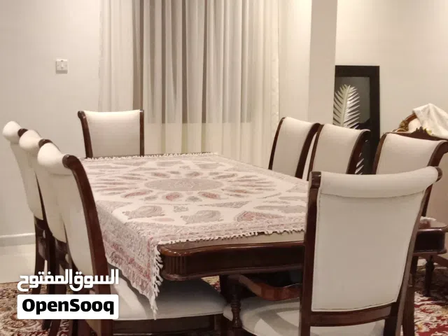 طاولة طعام مميزة بتصميم كلاسيكي انيق مع 8 كراسي مبطنة باللون الابيض مصنوعة من الخشب الفاخر المتين