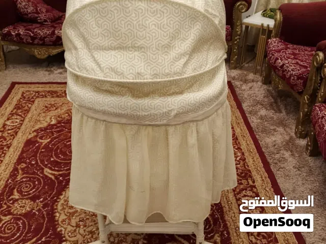 تخت مهد بيبي شبه جديد لونه بيج بتحول هزاز وفيه رجاج والعاب واضاءة عالاعاب في اكثر من مستوى للرجاج