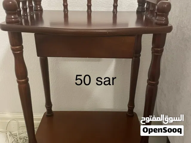 طاولة جانبية بتصميم أنيق
