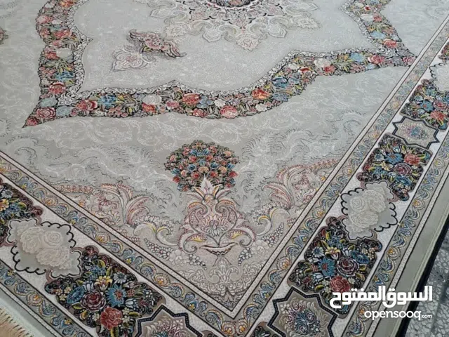 سجادة ذات 1200 مشط، وكثافة 2000، وجودة عالية جدًا ومتوفرة بألوان مختلفة.