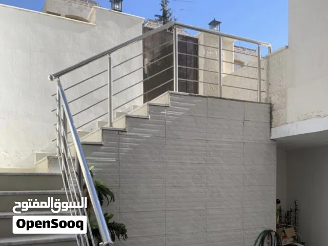 شقه شبه ارضي للبيع المستعجل عمر البناء سنتين ونص حديثه واسعه للعائلات ممكن اضافة غرف خارجيه قرميد