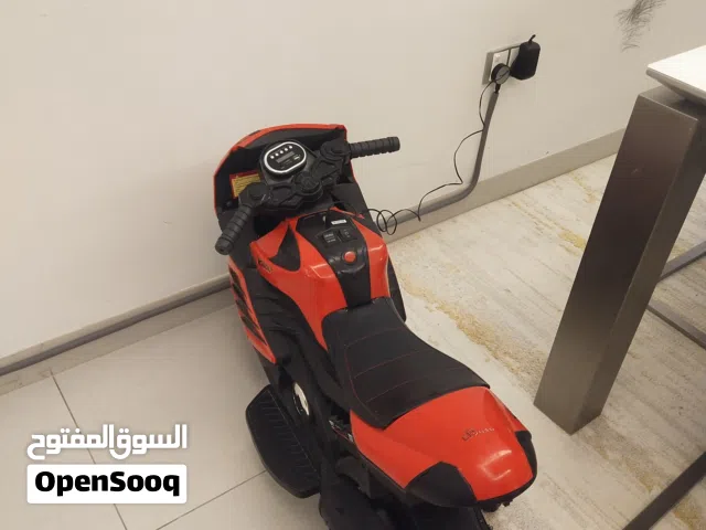 سكوتر ودراجة كهربائية ودراجة بثلاث عجلات