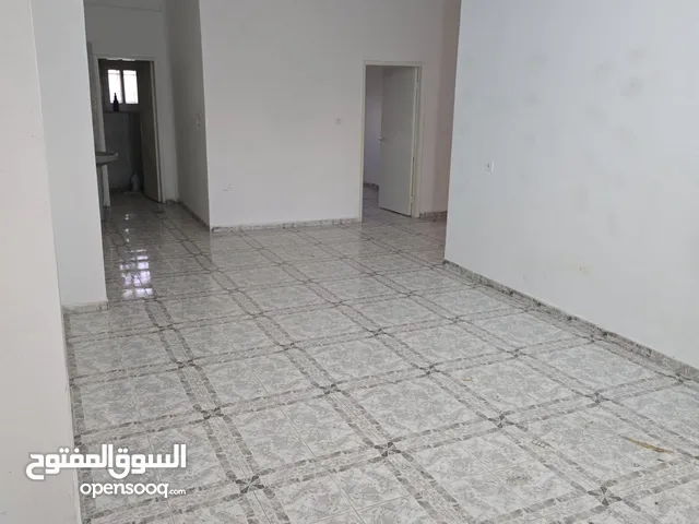 مخزن للايجار بمساحة 200 متر في سردا على الشارع