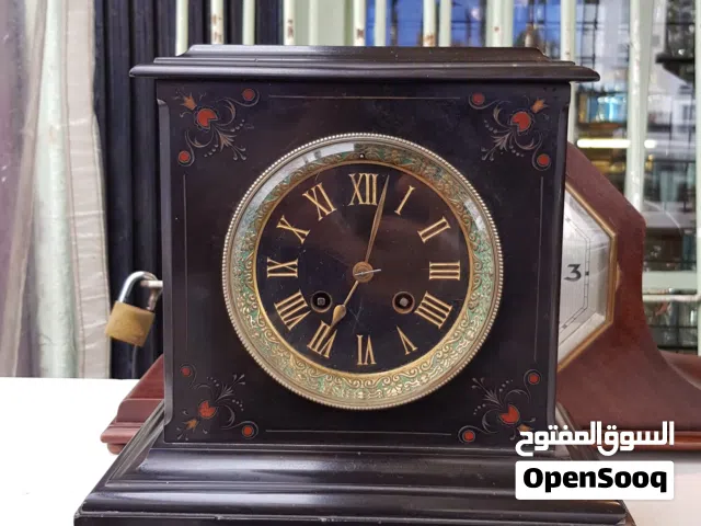 ساعة أنتيك فرنسية من القرن التاسع عشر مصنوعة من الرخام الأسود