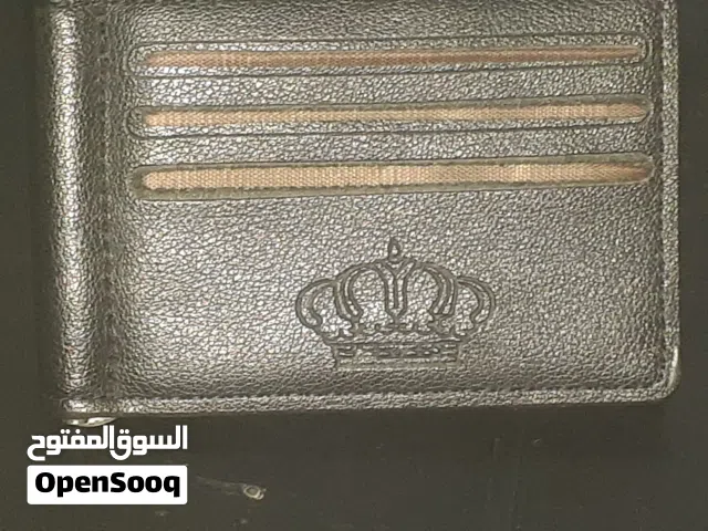 محفظة رجالي جلد اسود اصلي 100% مع شعار التاج الملكي من الأسفل عند الواجهة الامامية خفيفة ورفيعة