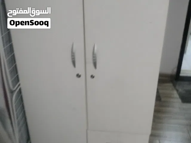 خزانه بيضاء عرض متر في ارتفاع مترين